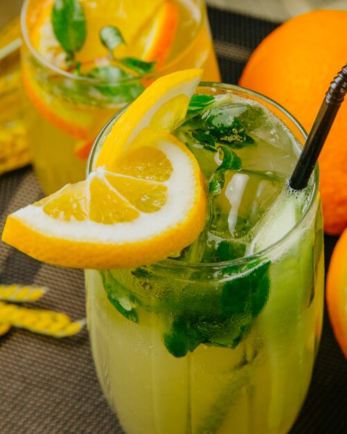 Limonada de cítricos naranja limón agua con gas menta vista lateral