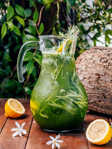 Limonada de estragón con hielo sobre la mesa