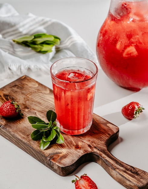 Foto gratuita limonada de fresa en la mesa