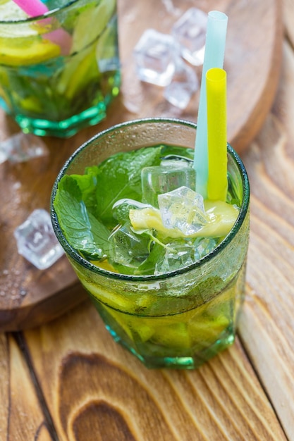 Foto gratuita limonada fresca con hielo