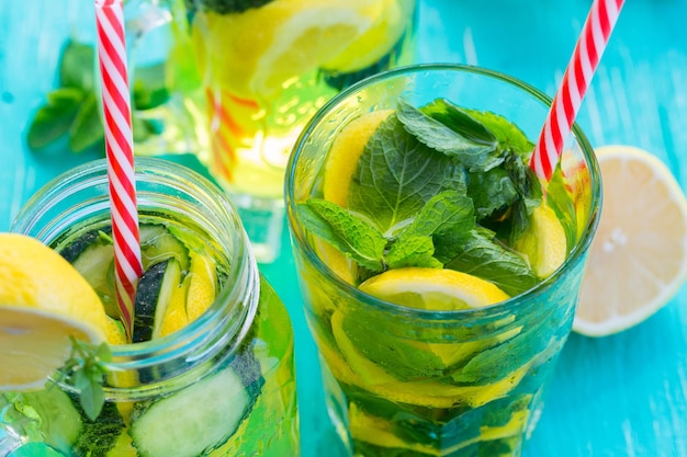 Foto gratuita limonada fresca con hielo