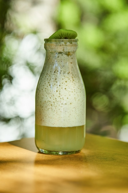 Limonada de kiwi en mesa de madera