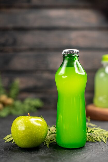 Limonada de manzana fresca vista frontal en botella de manzana