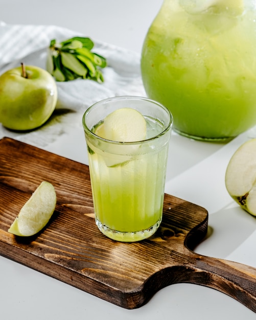 Limonada de manzana sobre la mesa