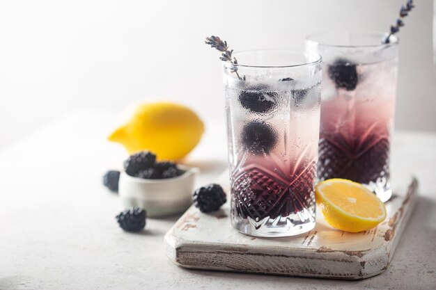 Limonada de moras con hielo