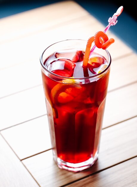 Limonada refrescante con rodajas de limón y cubitos de hielo.