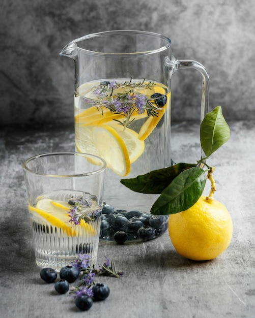 Foto gratuita limonada saludable en arreglo de vidrio