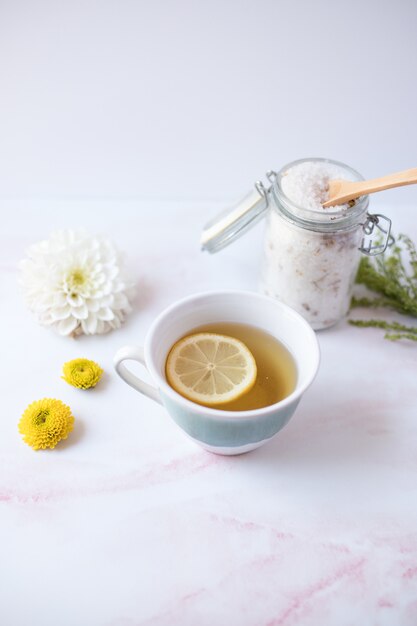 Limonada en taza de cerámica blanca