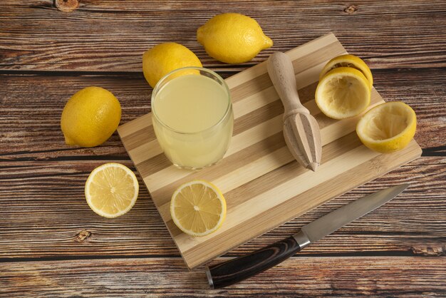 Limonada en un vaso sobre la plancha de madera