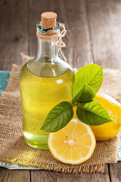 Foto gratuita limoncello en pequeños tragos