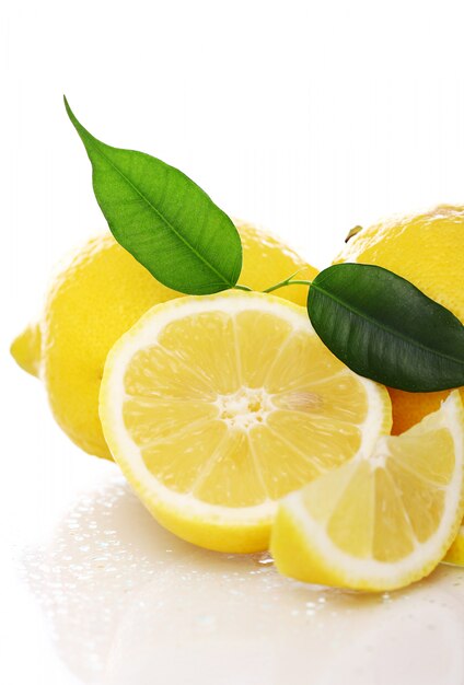 Limones amarillos frescos en blanco