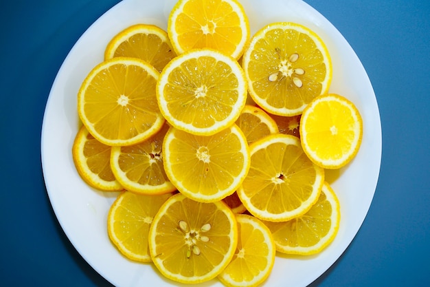 Limones amarillos en un plato en un día soleado