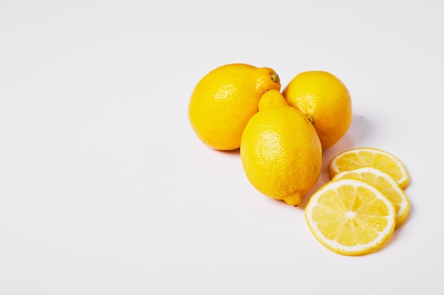 Limones amarillos sobre blanco.