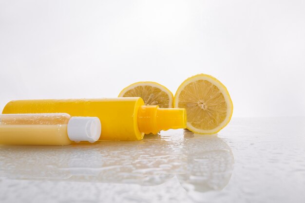 Limones cerca de productos para el cuidado de la piel