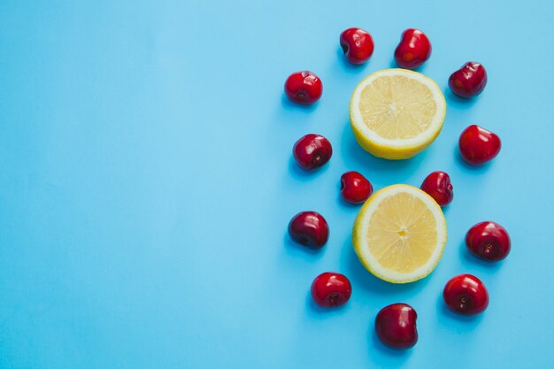 Foto gratuita limones y cerezas