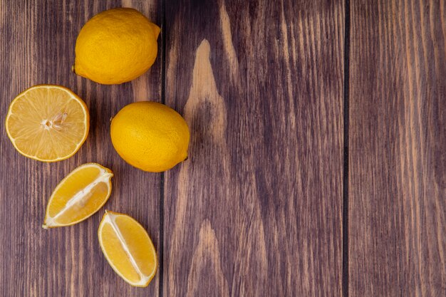 Limones de espacio de copia de vista superior sobre fondo de madera