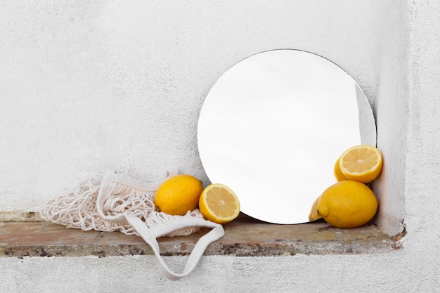 Foto gratuita limones frescos en la mesa con bolsa de tortuga