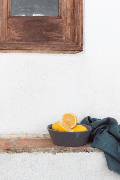 Foto gratuita limones frescos en la mesa en un tazón