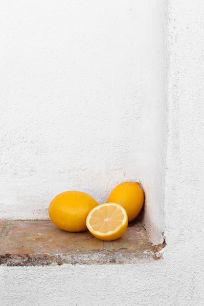 Foto gratuita limones frescos en la mesa