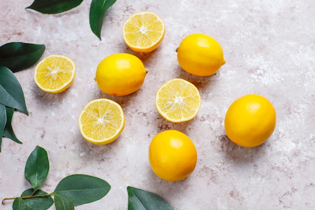 limones frescos en superficie clara, vista superior