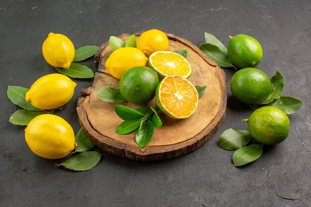 Limones frescos de vista frontal sobre el fondo oscuro