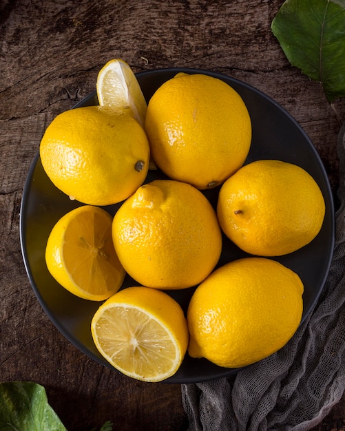 Foto gratuita limones frescos en la vista superior del tazón de fuente