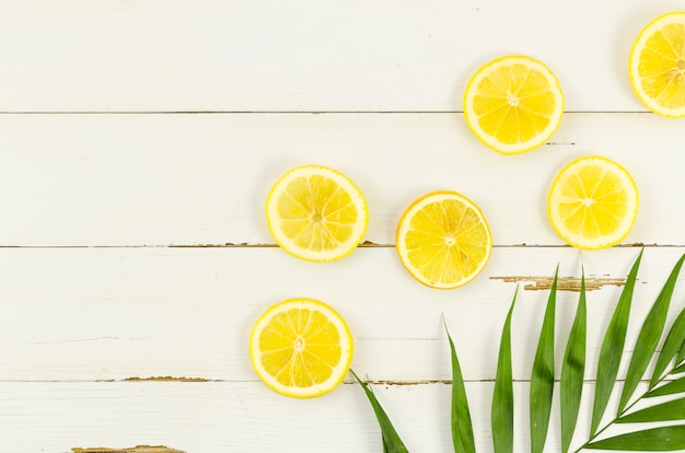 Limones con hoja de palma en mesa