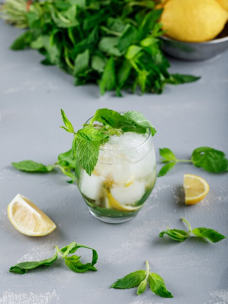 Limones y menta en un recipiente con agua helada de desintoxicación