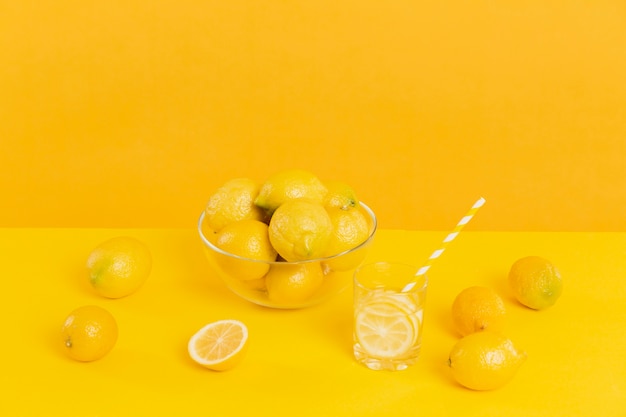 Limones orgánicos de alto ángulo en la mesa