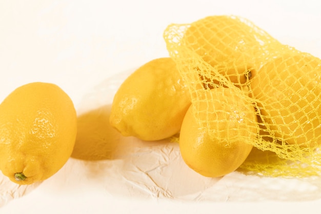 Limones orgánicos y frescos de alto ángulo