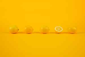 Foto gratuita limones en una pared amarilla