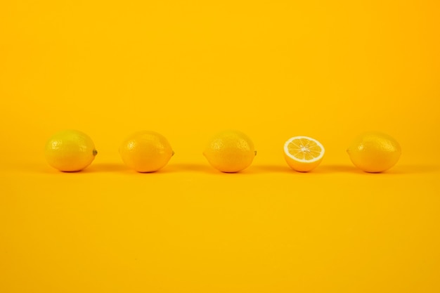 Limones en una pared amarilla