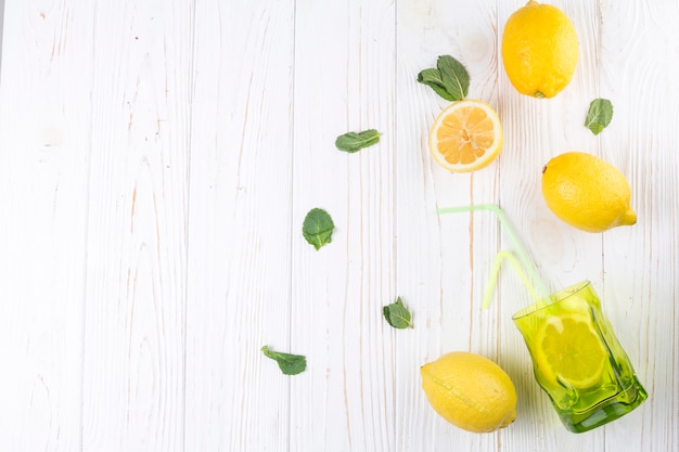 Foto gratuita limones y vidrio de colores brillantes con paja.