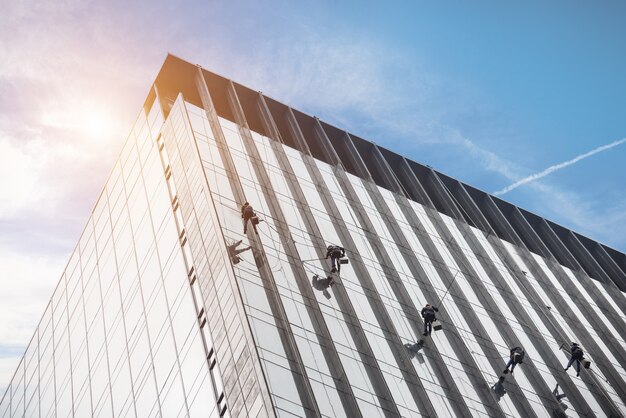 El limpiador en un edificio de cristal limpio