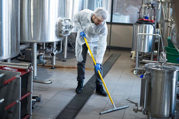 Limpiador profesional con protección uniforme de limpieza del piso de la planta de producción