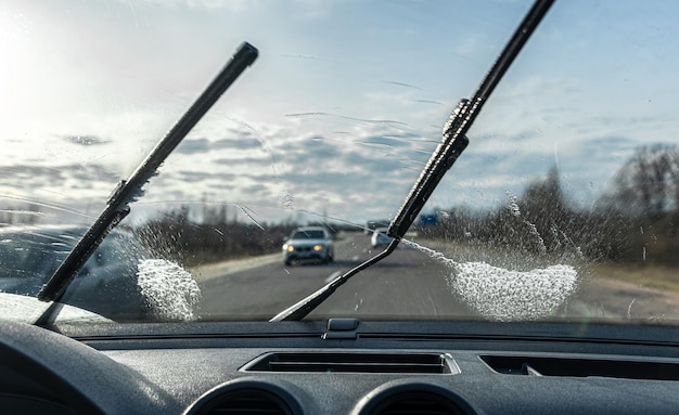 Los limpiaparabrisas de los automóviles limpian los parabrisas cuando se conduce en un clima soleado