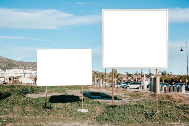 Foto gratuita limpiar letreros blancos en césped