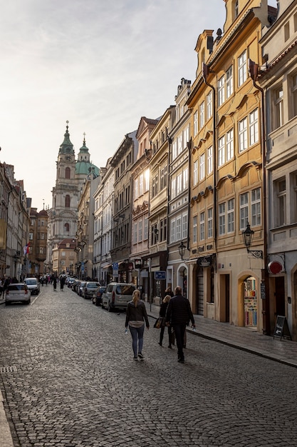 Foto gratuita limpie las calles de la ciudad de praga