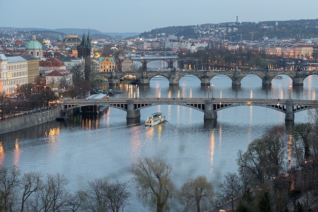 Foto gratuita limpie las calles de la ciudad de praga