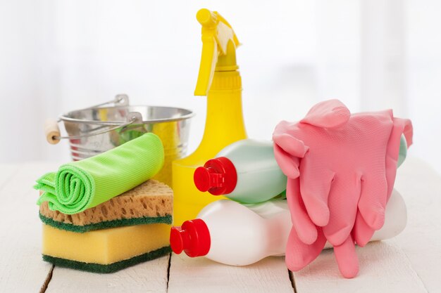 Limpieza de colores brillantes en una mesa de madera