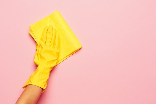 La limpieza de manos de la mujer. Concepto de limpieza o limpieza