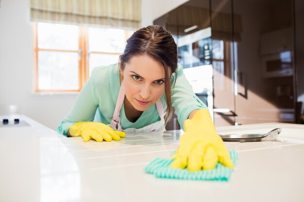 Limpieza de la mujer encimera de la cocina