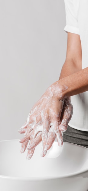 Limpieza profunda de las manos con agua y jabón.