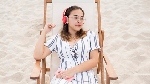 Linda adolescente relajante en la playa