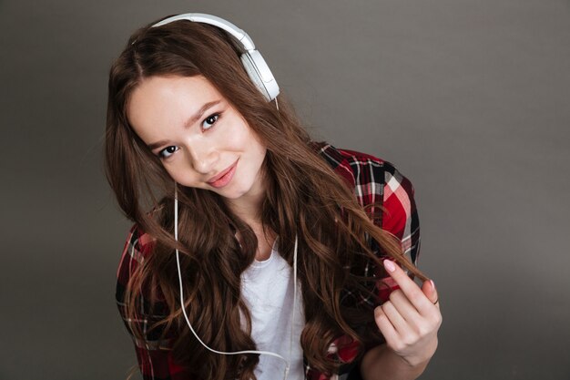 Linda adolescente sonriente con auriculares