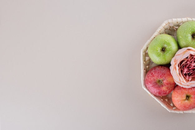 Foto gratuita linda caja con manzanas en blanco.