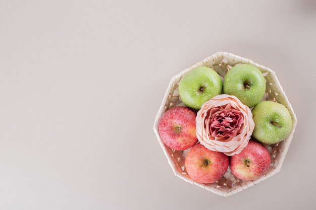 Linda caja con manzanas.