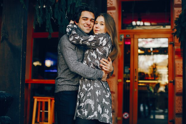 Linda y cariñosa pareja en una ciudad de invierno.