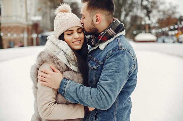 Linda y cariñosa pareja en una ciudad de invierno.