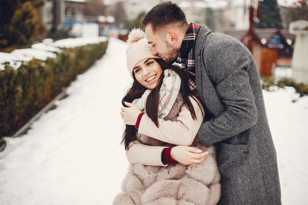 Linda y cariñosa pareja en una ciudad de invierno.